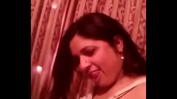 Gadis India yang Menggoda dengan Lekuk Tubuh yang Memikat