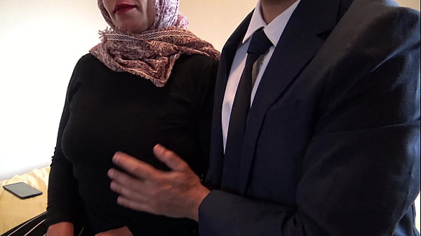 Istri Turki yang suaminya tak berdaya membiarkan pengusaha Inggris menembus lubang pantatnya