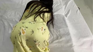 Saat tukang susu menagih bayaran, nyonya rumah malah telanjang dan menawarkan pantatnya untuk ditusuk