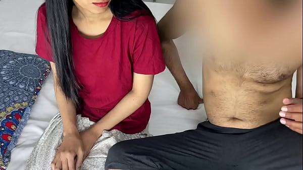 Ibu tiriku dari Punjab telanjang memperlihatkan pantat besarnya di depanku dan berkata “isi celah hausku ini”