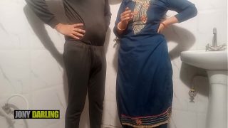 Bhabhi Punjabi yang nakal digilir cowok Bihari di kamar mandi sambil merokok, suara erotis Hindi dan Punjabi