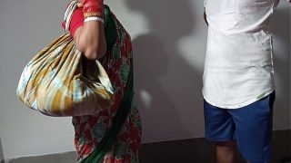 धोखे से बर्तन बेचने आई गरम मसालेदार आंटी को जमकर लिया गया