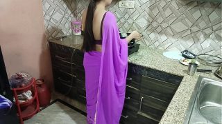 Ibu Tiri India Menggoda Vivek dengan Rayuan Mesra di Hari Ulang Tahunnya