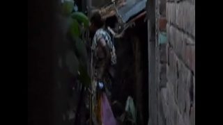 Desi Kencing dan Pipis yang Menggoda