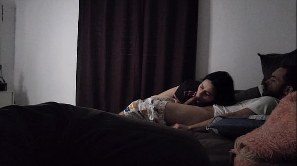 Tia safada planejou tudo para dividir o sofá com o sobrinho gostoso