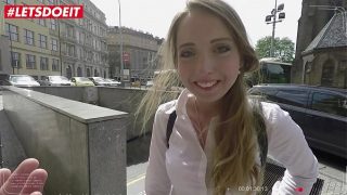 Anya Akulova, Gadis Rusia yang Menggila, Dihardcore oleh Kontol Besar Selama Liburan Kota