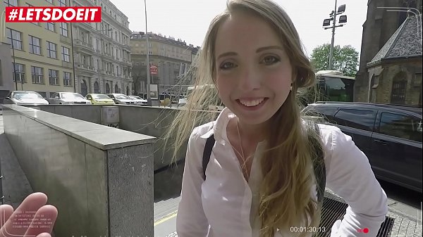Anya Akulova, Gadis Rusia yang Menggila, Dihardcore oleh Kontol Besar Selama Liburan Kota