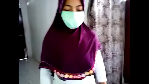 Jilbab terbuka memperlihatkan lekuk tubuh seksi