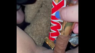 Kopi Cappuccino dan Cokelat Twix Menggoda di Lubang Pink Perawanku yang Ketat—Gairah Makanan Ekstrem dan Erotis, Cewek Porno Los Angeles Menggesek dan Merintih, Idaman BBC Amerika