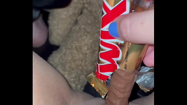 Kopi Cappuccino dan Cokelat Twix Menggoda di Lubang Pink Perawanku yang Ketat—Gairah Makanan Ekstrem dan Erotis, Cewek Porno Los Angeles Menggesek dan Merintih, Idaman BBC Amerika