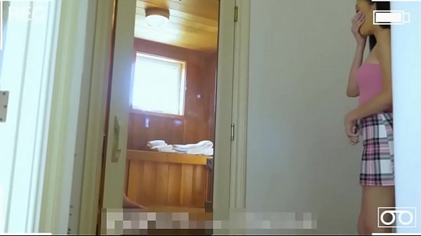 Kakak Tiri Lana Rhoades Mengintip Adik Tirinya dengan Nafsu