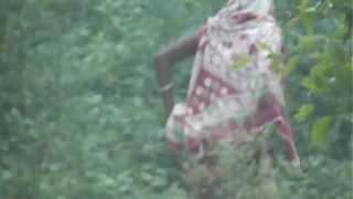 Gadis India mengencingi celana dalamnya yang basah