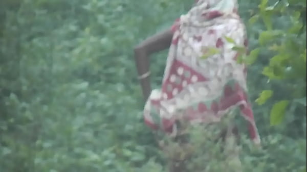 Gadis India mengencingi celana dalamnya yang basah