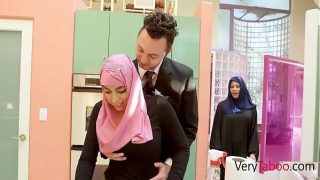 Putri Arab Berjilbab Menggila dengan Ella Knox