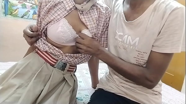 Gadis sekolah India manis dan seksi bercinta
