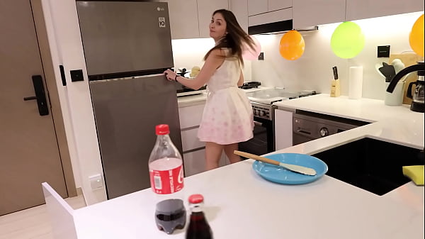 Aku menggoyang ibu temanku di dapur usai pesta ulang tahunnya