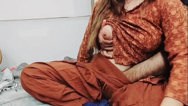Ibu Tiri Pakistan Menggoyang Pantatnya di Depan Suami yang Cuckold Sambil Memotong Sayuran dengan Suara Hindi yang Sangat Menggoda