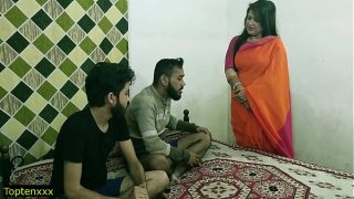 Malkin Bibi yang Bergairah dan Dua Pemuda Gagah Beraksi dalam Adegan Panas Bertiga dengan Suara Hindi yang Menggoda