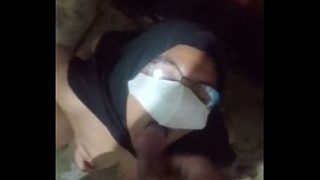 Gadis Indonesia Beraksi di Kamar Mandi Sambil Meneguk Air Seni