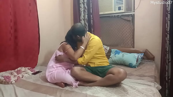 Desi romantik vhabi ka garmagaram sex, ghar pe bane style mein, saaf Hindi awaz ke saath!!