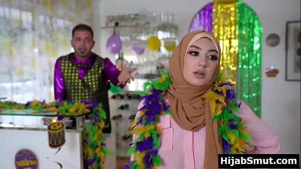 Gadis muslimah penuh iman mengecap kejantanan kekasihnya untuk pertama kali