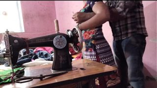 देसी भाभी को सिलाई करते वक्त अंकल ने जमकर चोदा