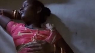 Gadis Adivasi menggoda dengan mengangkat sari, memperlihatkan kemesraan tersembunyi