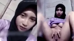 Gadis Berhijab Mengocek Memek di OME TV