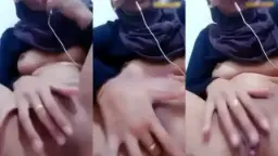 Gadis Berjilbab Menggairahkan Menggesek Memek Sambil Merintih