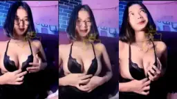 Gadis Berkacamata dengan Lingerie Menggoda