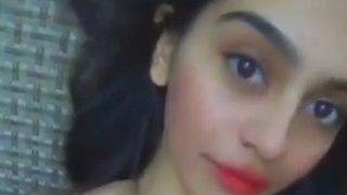 Gadis India manis menggoda dengan tubuh telanjang
