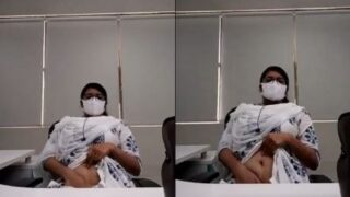 Gadis muda meraba-raba memeknya yang seksi di kantor