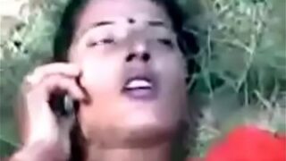Gadis Punjabi digoyang keras di ladang terbuka