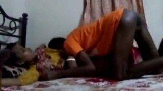 Hubungan Terlarang: Keponakan Tua Menggoda Bibi Telugu yang Bergairah