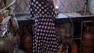 Istri nakal menggoda dewar di dapur dengan penuh gairah