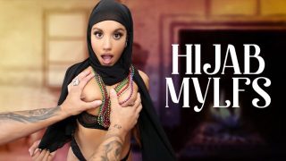 Mylfs Berhijab – Nina Menceburkan Diri di Mardi Gras Pertamanya yang Liar dan Menggoda