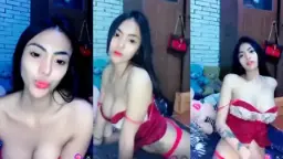 Netha Seksi dengan Belahan Dada yang Menggoda dan Montok