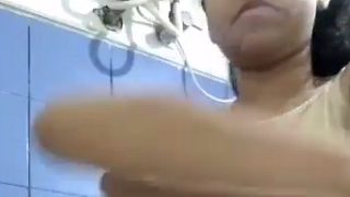 Pamer Tubuh Telanjang di Kamar Mandi