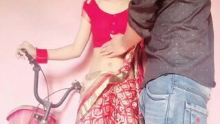 Pria menggila-gilai memek basah pembantu India seksi yang gratis