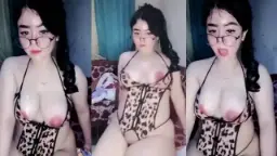 Puting Kitty yang Menggoda dan Menantang
