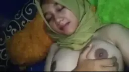 Ukhty Berjilbab Cantik Menggoda Meremas Payudara Penuh Nafsu