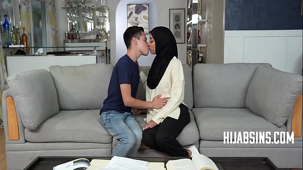 Gadis Berjilbab Takluk pada Rayuan Nafsu