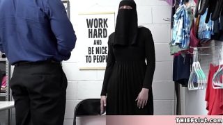 Gadis Muslim manis berusaha menyembunyikan barang curian di balik pakaiannya yang ketat