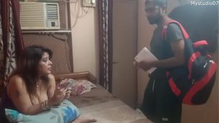 Teman-teman ngentot ibu tiriku, aku rekam semuanya dengan suara Hindi yang jelas