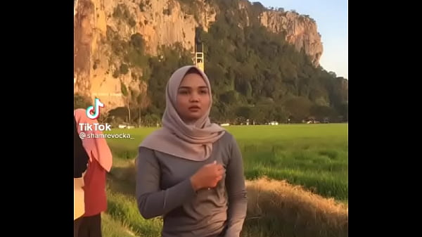 Hijab bergoyang menggoda hingga memuncak