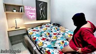 Aku melihat adik berhijabku yang lagi kesepian di kamar, lalu dengan penuh gairah kusenangkan dia dan kulepaskan hasratku dalam rahimnya.