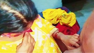 Bhabhi India digoyang dari belakang, suara erotisnya terdengar jelas saat ia merintih dalam bahasa Hindi