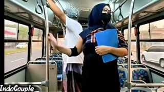 Istri Muslimah pulang sendirian dari kampus naik bus, pria tak dikenal mulai menggoda dan merayunya dengan penuh nafsu