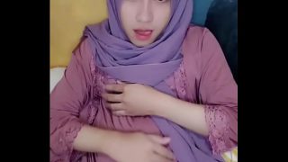Gadis Solo Berhijab yang Menggoda dalam Balutan Busana Lelaki