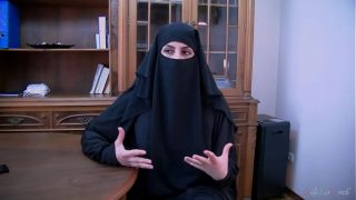 Kesepakatan Abad Ini Ditutup dengan Arab Berjilbab Siap Menghisap